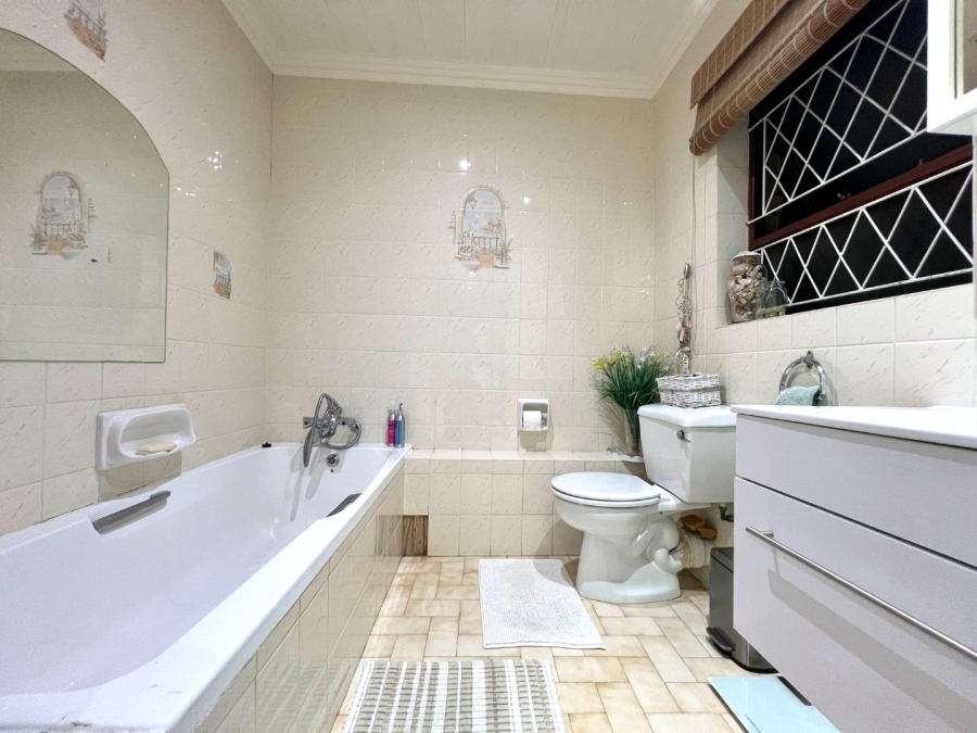 4 Bedroom Property for Sale in Walmer Downs Eastern Cape
